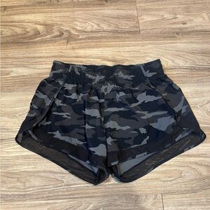 Athleta Black Printed Mesh Racer Run Shorts 4" size medium camo design